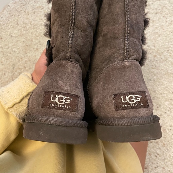 Size 6 Chocolate Brown Uggs - Picture 4 of 5